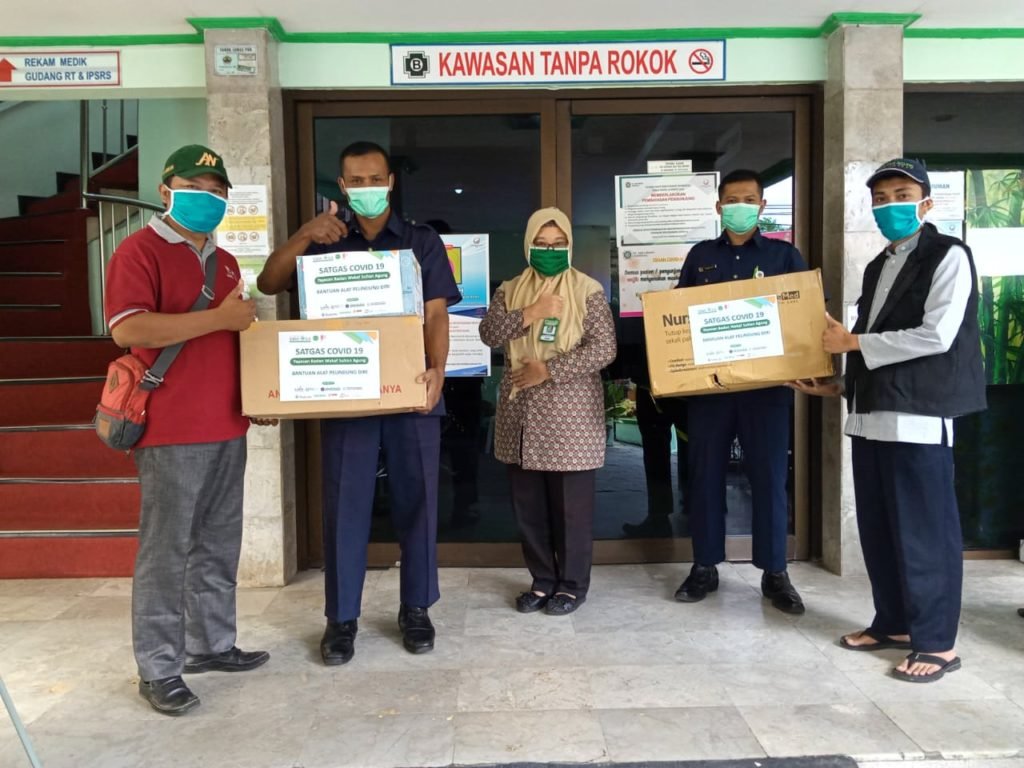 Lawan COVID-19, Relawan Satgas Covid-19 YBWSA Distribusikan Alat Pelindung Diri (APD) ke Rumah Sakit di daerah Semarang dan sekitarnya.