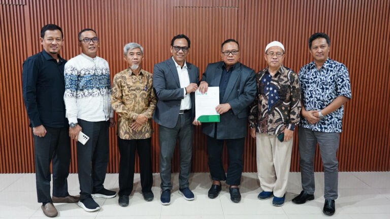 YBWSA Menyerahkan Videotron Kepada UNISSULA