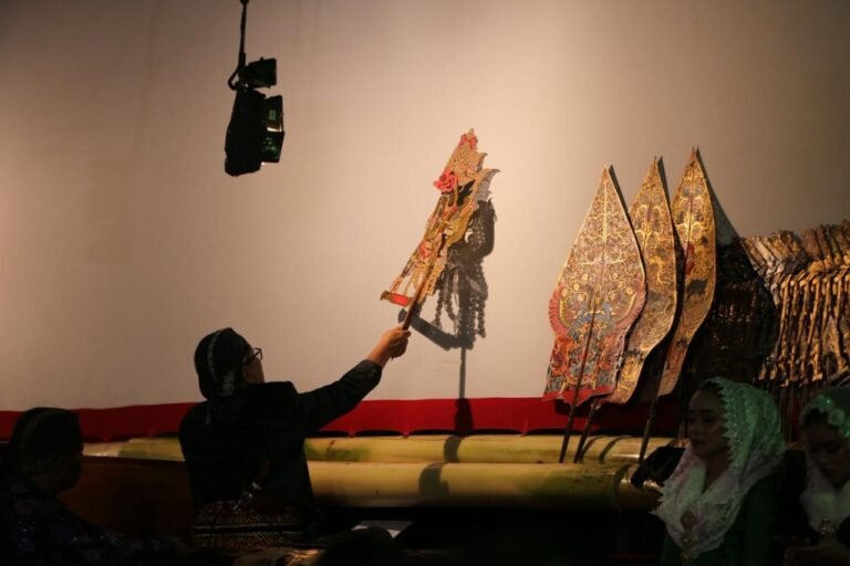 Unissula Nguri-uri Budaya Melalui Pagelaran Wayang Kulit