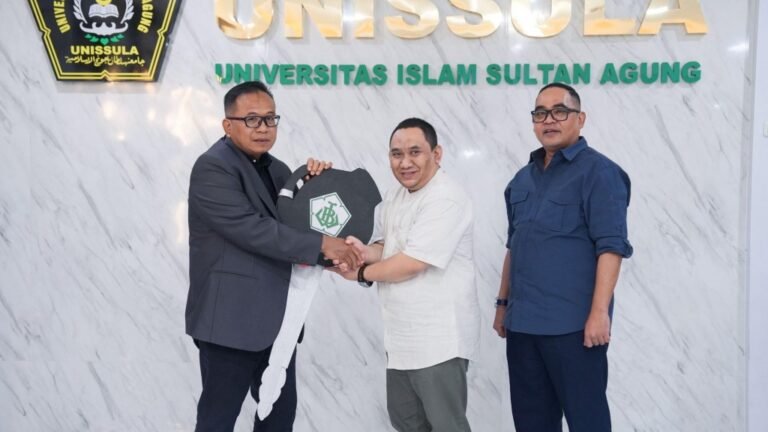 YBWSA Serahkan Mobil Dinas ke Unissula