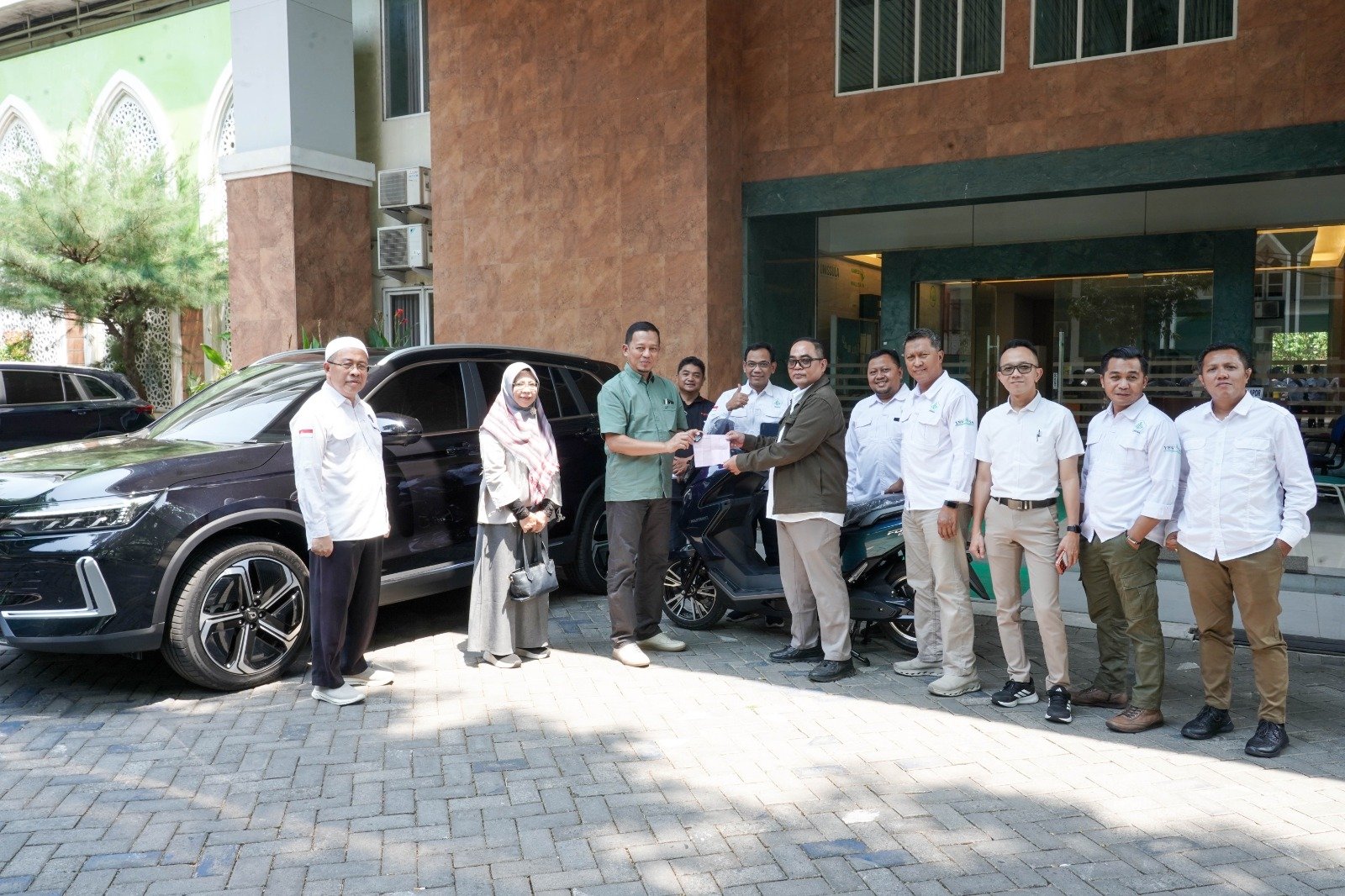 YBW-SA Hibahkan Mobil dan Motor Listrik Polytron kepada FTI UNISSULA, Dukung Riset Teknologi Green Future